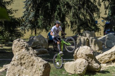 LVIV, UKRAINE - AĞUSTOS 2020: Sporcu bisikletiyle bisiklet yarışında engelleri aşıyor