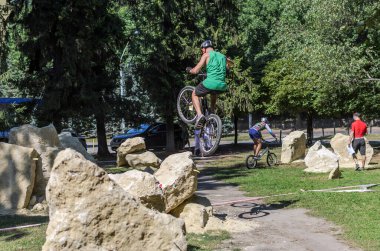 LVIV, UKRAINE - AĞUSTOS 2020: Sporcu bisikletiyle bisiklet yarışında engelleri aşıyor