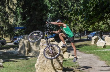 LVIV, UKRAINE - AĞUSTOS 2020: Sporcu bisikletiyle bisiklet yarışında engelleri aşıyor