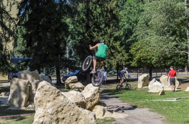 LVIV, UKRAINE - AĞUSTOS 2020: Sporcu bisikletiyle bisiklet yarışında engelleri aşıyor