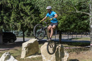 LVIV, UKRAINE - AĞUSTOS 2020: Sporcu bisikletiyle bisiklet yarışında engelleri aşıyor