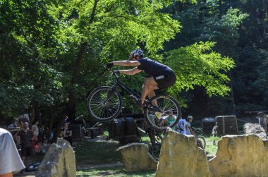 LVIV, UKRAINE - AĞUSTOS 2020: Sporcu bisikletiyle bisiklet yarışında engelleri aşıyor