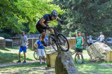 LVIV, UKRAINE - AĞUSTOS 2020: Sporcu bisikletiyle bisiklet yarışında engelleri aşıyor