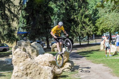 LVIV, UKRAINE - AĞUSTOS 2020: Sporcu bisikletiyle bisiklet yarışında engelleri aşıyor