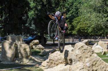 LVIV, UKRAINE - AĞUSTOS 2020: Sporcu bisikletiyle bisiklet yarışında engelleri aşıyor