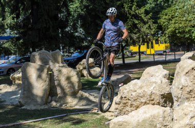 LVIV, UKRAINE - AĞUSTOS 2020: Sporcu bisikletiyle bisiklet yarışında engelleri aşıyor