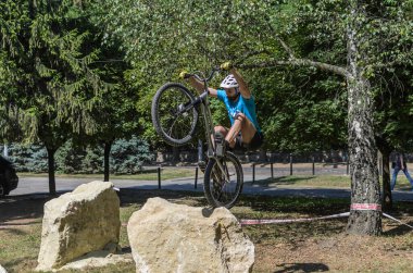 LVIV, UKRAINE - AĞUSTOS 2020: Sporcu bisikletiyle bisiklet yarışında engelleri aşıyor