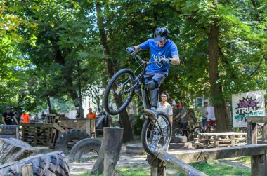 LVIV, UKRAINE - AĞUSTOS 2020: Sporcu bisikletiyle bisiklet yarışında engelleri aşıyor