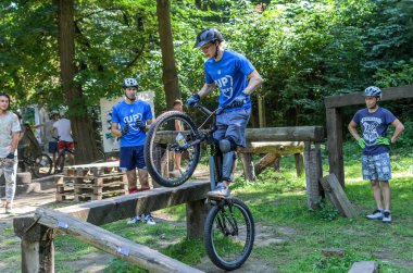 LVIV, UKRAINE - AĞUSTOS 2020: Sporcu bisikletiyle bisiklet yarışında engelleri aşıyor