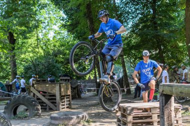 LVIV, UKRAINE - AĞUSTOS 2020: Sporcu bisikletiyle bisiklet yarışında engelleri aşıyor