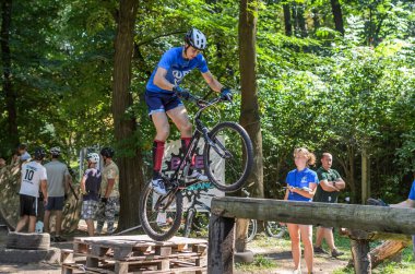 LVIV, UKRAINE - AĞUSTOS 2020: Sporcu bisikletiyle bisiklet yarışında engelleri aşıyor