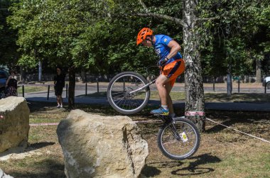 LVIV, UKRAINE - AĞUSTOS 2020: Sporcu bisikletiyle bisiklet yarışında engelleri aşıyor