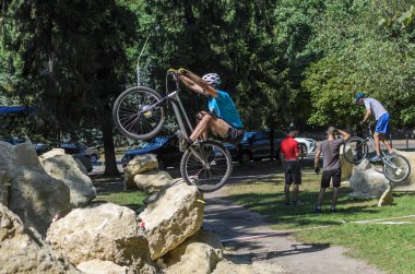 LVIV, UKRAINE - AĞUSTOS 2020: Sporcu bisikletiyle bisiklet yarışında engelleri aşıyor