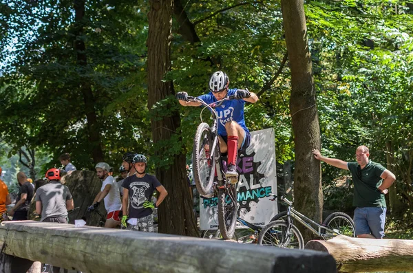 LVIV, UKRAINE - AĞUSTOS 2020: Sporcu bisikletiyle bisiklet yarışında engelleri aşıyor