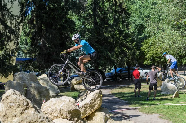LVIV, UKRAINE - AĞUSTOS 2020: Sporcu bisikletiyle bisiklet yarışında engelleri aşıyor