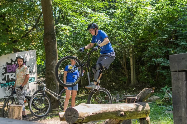 LVIV, UKRAINE - AĞUSTOS 2020: Sporcu bisikletiyle bisiklet yarışında engelleri aşıyor