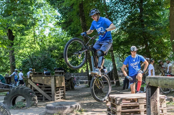 LVIV, UKRAINE - AĞUSTOS 2020: Sporcu bisikletiyle bisiklet yarışında engelleri aşıyor