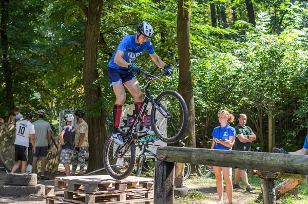LVIV, UKRAINE - AĞUSTOS 2020: Sporcu bisikletiyle bisiklet yarışında engelleri aşıyor