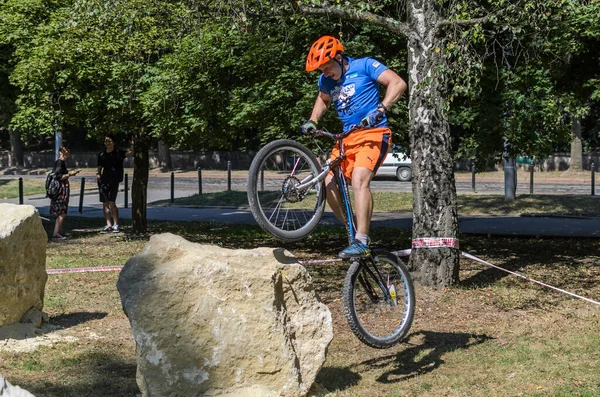 LVIV, UKRAINE - AĞUSTOS 2020: Sporcu bisikletiyle bisiklet yarışında engelleri aşıyor