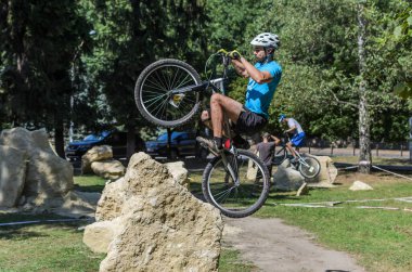 LVIV, UKRAINE - AĞUSTOS 2020: Sporcu bisikletiyle bisiklet yarışında engelleri aşıyor