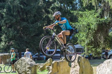 LVIV, UKRAINE - AĞUSTOS 2020: Sporcu bisikletiyle bisiklet yarışında engelleri aşıyor