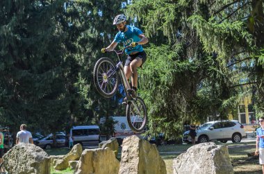 LVIV, UKRAINE - AĞUSTOS 2020: Sporcu bisikletiyle bisiklet yarışında engelleri aşıyor