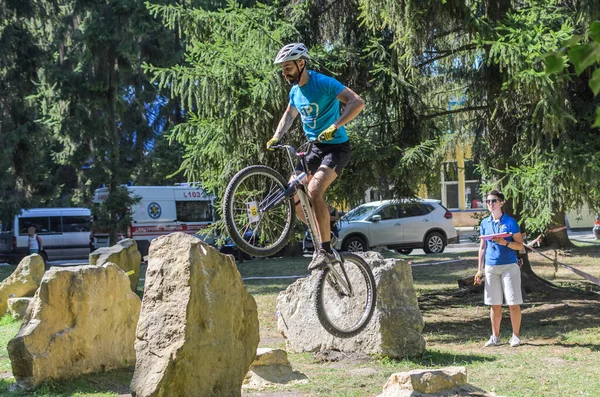 LVIV, UKRAINE - AĞUSTOS 2020: Sporcu bisikletiyle bisiklet yarışında engelleri aşıyor