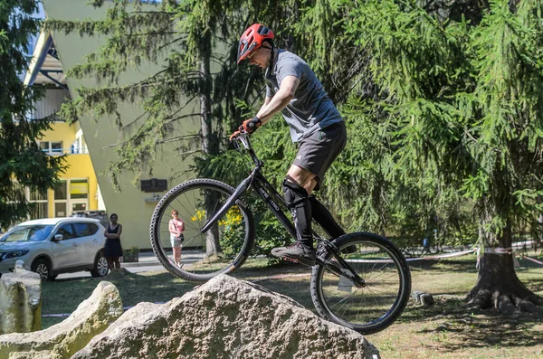 LVIV, UKRAINE - AĞUSTOS 2020: Sporcu bisikletiyle bisiklet yarışında engelleri aşıyor