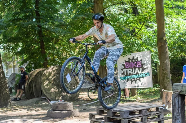 LVIV, UKRAINE - AĞUSTOS 2020: Sporcu bisikletiyle bisiklet yarışında engelleri aşıyor