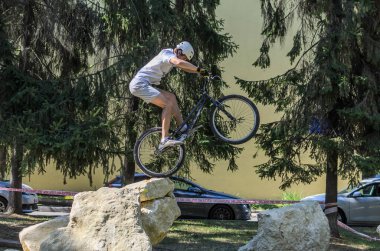 LVIV, UKRAINE - AĞUSTOS 2020: Sporcu bisikletiyle bisiklet yarışında engelleri aşıyor