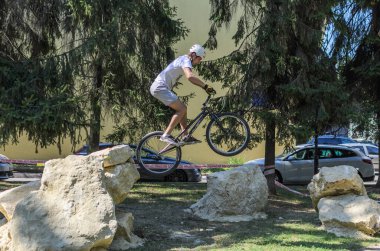LVIV, UKRAINE - AĞUSTOS 2020: Sporcu bisikletiyle bisiklet yarışında engelleri aşıyor