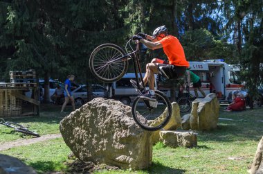 LVIV, UKRAINE - AĞUSTOS 2020: Sporcu bisikletiyle bisiklet yarışında engelleri aşıyor