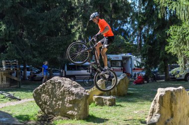 LVIV, UKRAINE - AĞUSTOS 2020: Sporcu bisikletiyle bisiklet yarışında engelleri aşıyor