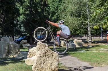 LVIV, UKRAINE - AĞUSTOS 2020: Sporcu bisikletiyle bisiklet yarışında engelleri aşıyor