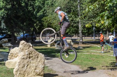 LVIV, UKRAINE - AĞUSTOS 2020: Sporcu bisikletiyle bisiklet yarışında engelleri aşıyor