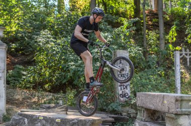 LVIV, UKRAINE - AĞUSTOS 2020: Sporcu bisikletiyle bisiklet yarışında engelleri aşıyor