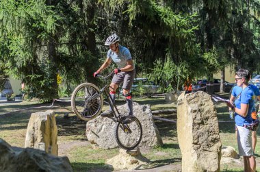 LVIV, UKRAINE - AĞUSTOS 2020: Sporcu bisikletiyle bisiklet yarışında engelleri aşıyor