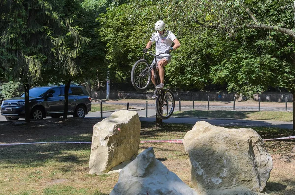 Lviv Ukraine August 2020 Der Athlet Absolviert Ein Sportfahrrad Trial — Stockfoto