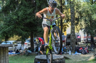 LVIV, UKRAINE - AĞUSTOS 2020: Sporcu bisikletiyle bisiklet yarışında engelleri aşıyor