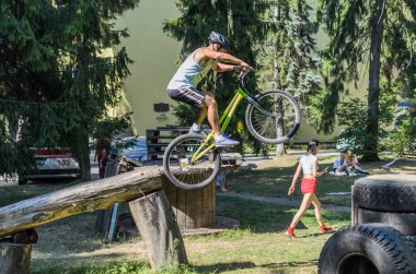 LVIV, UKRAINE - AĞUSTOS 2020: Sporcu bisikletiyle bisiklet yarışında engelleri aşıyor