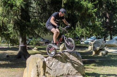 LVIV, UKRAINE - AĞUSTOS 2020: Sporcu bisikletiyle bisiklet yarışında engelleri aşıyor