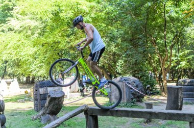 LVIV, UKRAINE - AĞUSTOS 2020: Sporcu bisikletiyle bisiklet yarışında engelleri aşıyor