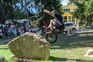 LVIV, UKRAINE - AĞUSTOS 2020: Sporcu bisikletiyle bisiklet yarışında engelleri aşıyor