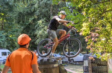 LVIV, UKRAINE - AĞUSTOS 2020: Sporcu bisikletiyle bisiklet yarışında engelleri aşıyor