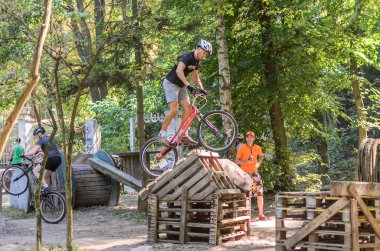 LVIV, UKRAINE - AĞUSTOS 2020: Sporcu bisikletiyle bisiklet yarışında engelleri aşıyor