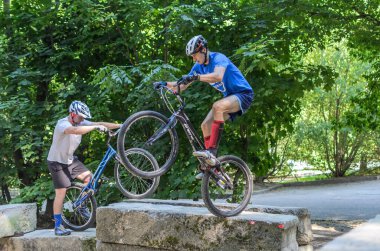 LVIV, UKRAINE - AĞUSTOS 2020: Sporcu bisikletiyle bisiklet yarışında engelleri aşıyor