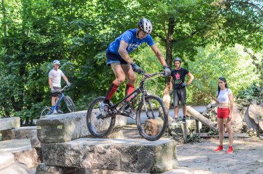 LVIV, UKRAINE - AĞUSTOS 2020: Sporcu bisikletiyle bisiklet yarışında engelleri aşıyor