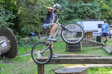 LVIV, UKRAINE - AĞUSTOS 2020: Sporcu bisikletiyle bisiklet yarışında engelleri aşıyor