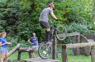 LVIV, UKRAINE - AĞUSTOS 2020: Sporcu bisikletiyle bisiklet yarışında engelleri aşıyor