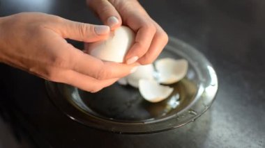 Aşçı kabuklarından haşlanmış yumurta çıkarır.